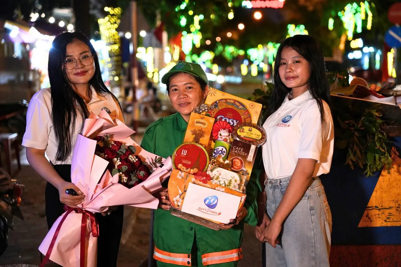 Hình ảnh đội ngũ hỗ trợ khách hàng chuyên nghiệp của 789be sẵn sàng phục vụ 24/7, thể hiện sự tận tâm và khả năng giải đáp mọi thắc mắc của người chơi, nhấn mạnh dịch vụ khách hàng xuất sắc của nền tảng.